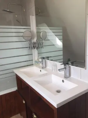 Salle de bains dans l'établissement Maison à Beaune
