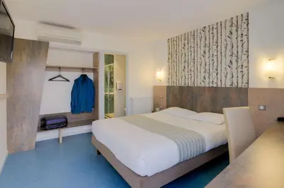 Un ou plusieurs lits dans un hébergement de l'établissement Brit Hotel Dijon Hermes