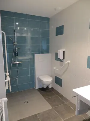 Salle de bains dans l'établissement Brit Hotel Dijon Hermes
