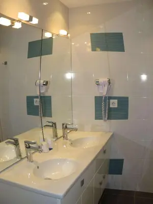 Salle de bains dans l'établissement Brit Hotel Dijon Hermes