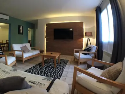 Télévision ou salle de divertissement dans l'établissement Domaine de la Loge