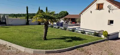 Jardin de l'établissement Gite de la Combe Ganat 3 étoiles
