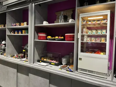 Cuisine ou kitchenette dans l'établissement Hôtel Logis Restaurant La Fontaine