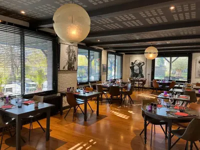 Restaurant ou autre lieu de restauration dans l'établissement Hôtel Logis Restaurant La Fontaine