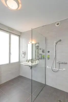 Salle de bains dans l'établissement Hôtel Le Vouglans - Restaurant La Valouse