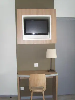 Télévision ou salle de divertissement dans l'établissement Hôtel Restaurant Du Parc de la Colombière