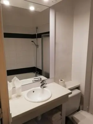 Salle de bains dans l'établissement La Poularde