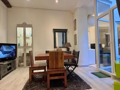 Télévision ou salle de divertissement dans l'établissement Centre Historique Dijon - Le Patio