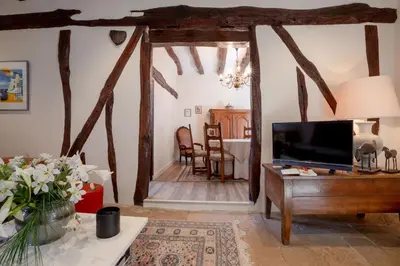 Télévision ou salle de divertissement dans l'établissement Les Demeures du Tonnelier ''La Maison Pini''