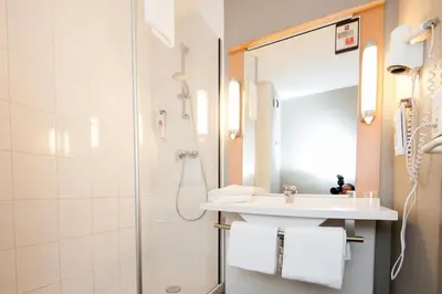 Salle de bains dans l'établissement ibis Avallon