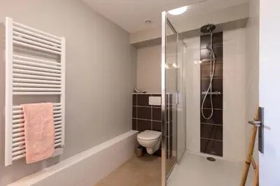 Salle de bains dans l'établissement Les Orchidées