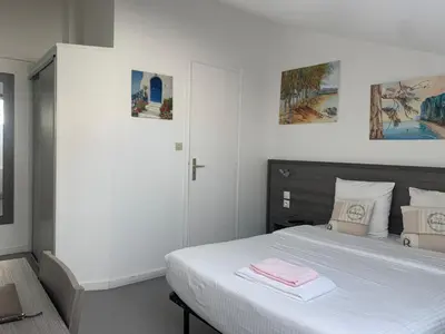 Un ou plusieurs lits dans un hébergement de l'établissement Logis Hôtel Vuillot