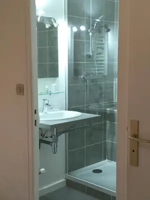 Salle de bains dans l'établissement Logis Hôtel Vuillot