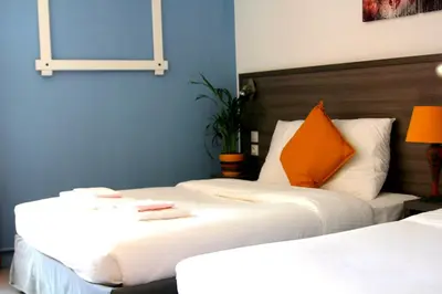 Un ou plusieurs lits dans un hébergement de l'établissement Logis Hôtel Vuillot