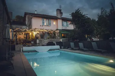 Piscine de l'établissement Logis Hôtel Vuillot ou située à proximité