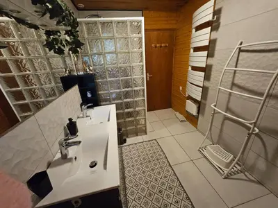 Salle de bains dans l'établissement Grand Chalet