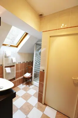 Salle de bains dans l'établissement Logis Le Bourguignon