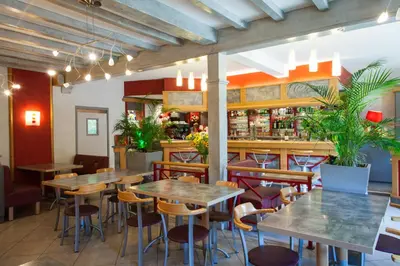 Restaurant ou autre lieu de restauration dans l'établissement Logis Le Bourguignon