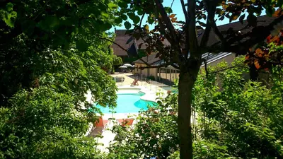 Piscine de l'établissement Logis Relais de la Source ou située à proximité