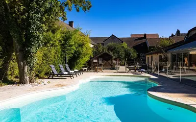 Piscine de l'établissement Logis Relais de la Source ou située à proximité