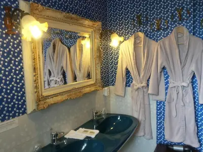 Salle de bains dans l'établissement Hostellerie Sarrasine, Mâcon Est - Teritoria