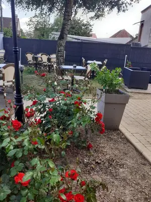 Jardin de l'établissement Logis Au Puits Enchanté