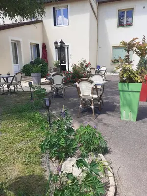 Jardin de l'établissement Logis Au Puits Enchanté