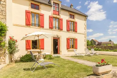 Jardin de l'établissement Maison chaleureuse à Éringes avec jardin et parking inclus
