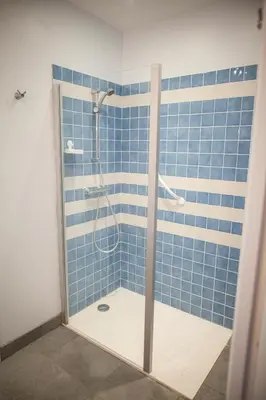 Salle de bains dans l'établissement Gite Le Village