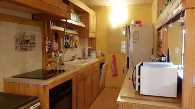 Cuisine ou kitchenette dans l'établissement La fontaine
