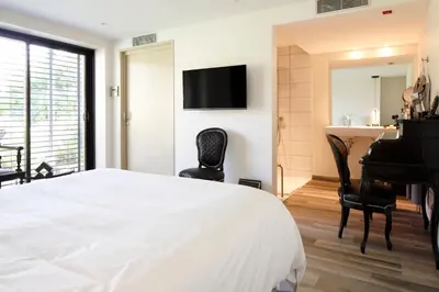 Télévision ou salle de divertissement dans l'établissement Auberge Du Paradis