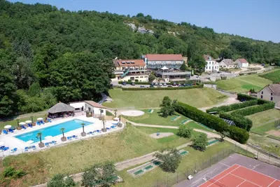 Piscine de l'établissement Auberge Du Camp Romain ou située à proximité