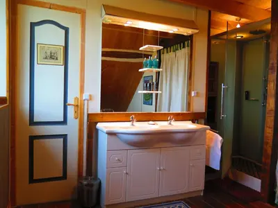 Salle de bains dans l'établissement Au verger de Marcilly