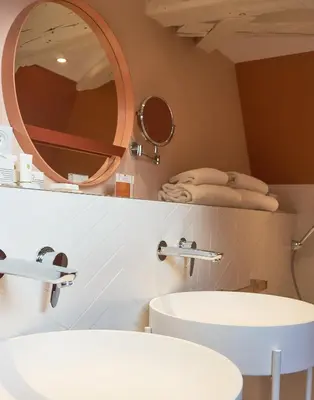 Salle de bains dans l'établissement Castel de Très Girard - Hotel & Restaurant - Teritoria