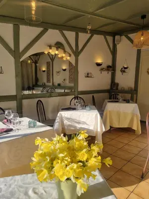 Restaurant ou autre lieu de restauration dans l'établissement Logis Hôtel restaurant Chez Jeannette