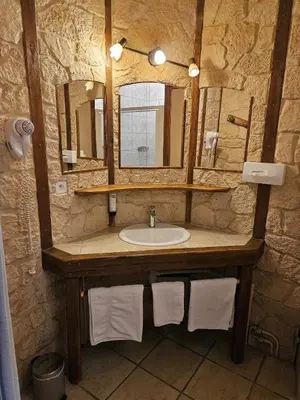 Salle de bains dans l'établissement Logis Hôtel restaurant Chez Jeannette