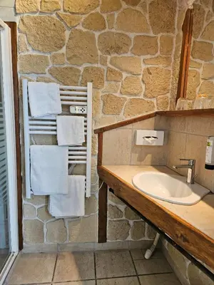 Salle de bains dans l'établissement Logis Hôtel restaurant Chez Jeannette