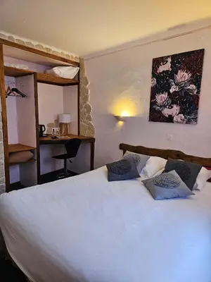 Un ou plusieurs lits dans un hébergement de l'établissement Logis Hôtel restaurant Chez Jeannette