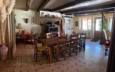 Coin salon dans l'établissement CHAMBRES D' HOTES LA LISON