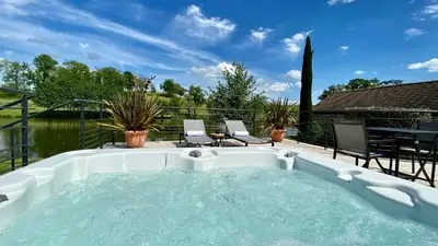 Piscine de l'établissement Domaine de Rymska & Spa - Relais & Châteaux ou située à proximité