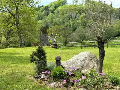 Jardin de l'établissement Maison charmante au cœur d'Alligny-en-Morvan avec vue