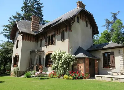 Jardin de l'établissement Le Manoir sur la Roche, 74, impasse du manoir, 71520 Navour sur Grosne D121