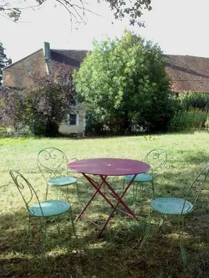 Jardin de l'établissement 2 chambres d'hôtes privées louées séparément avec communs à partager
