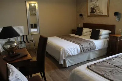 Un ou plusieurs lits dans un hébergement de l'établissement Hôtel Restaurant Le Moulin de Saint Verand