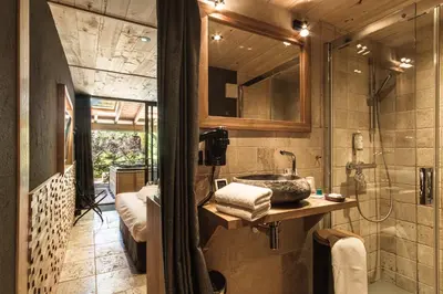 Salle de bains dans l'établissement Le Domaine des Prés Verts Suites & Chambres avec Jacuzzi Privatif