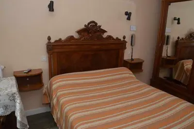 Un ou plusieurs lits dans un hébergement de l'établissement Hotel du Commerce