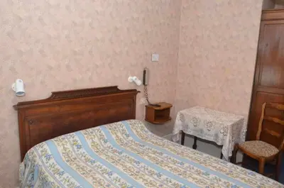 Un ou plusieurs lits dans un hébergement de l'établissement Hotel du Commerce