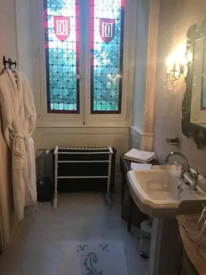 Salle de bains dans l'établissement Château de Varennes