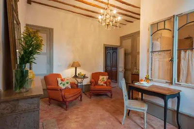Coin salon dans l'établissement Maison le Village - Maison d’Hôtes