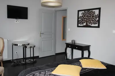 Télévision ou salle de divertissement dans l'établissement Le Clos de la Challangette